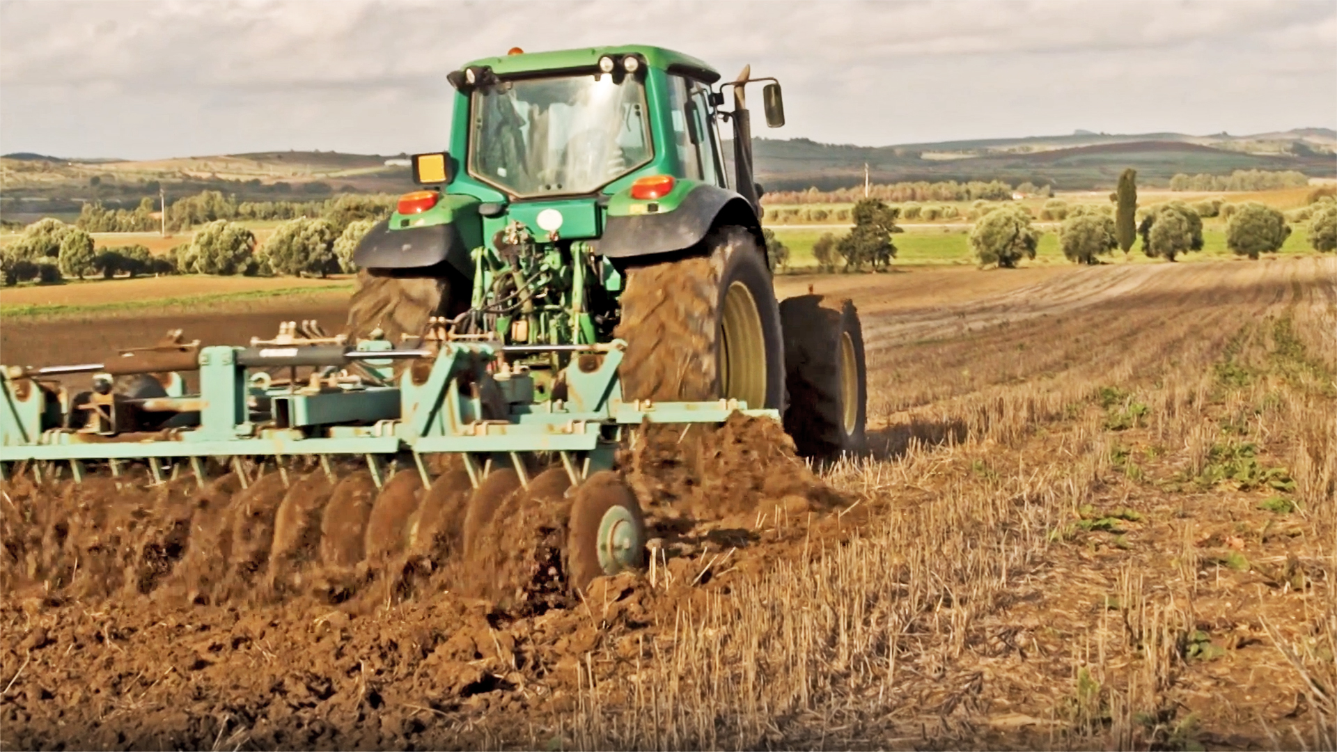 Lavorazione terreno con erpice a dischi