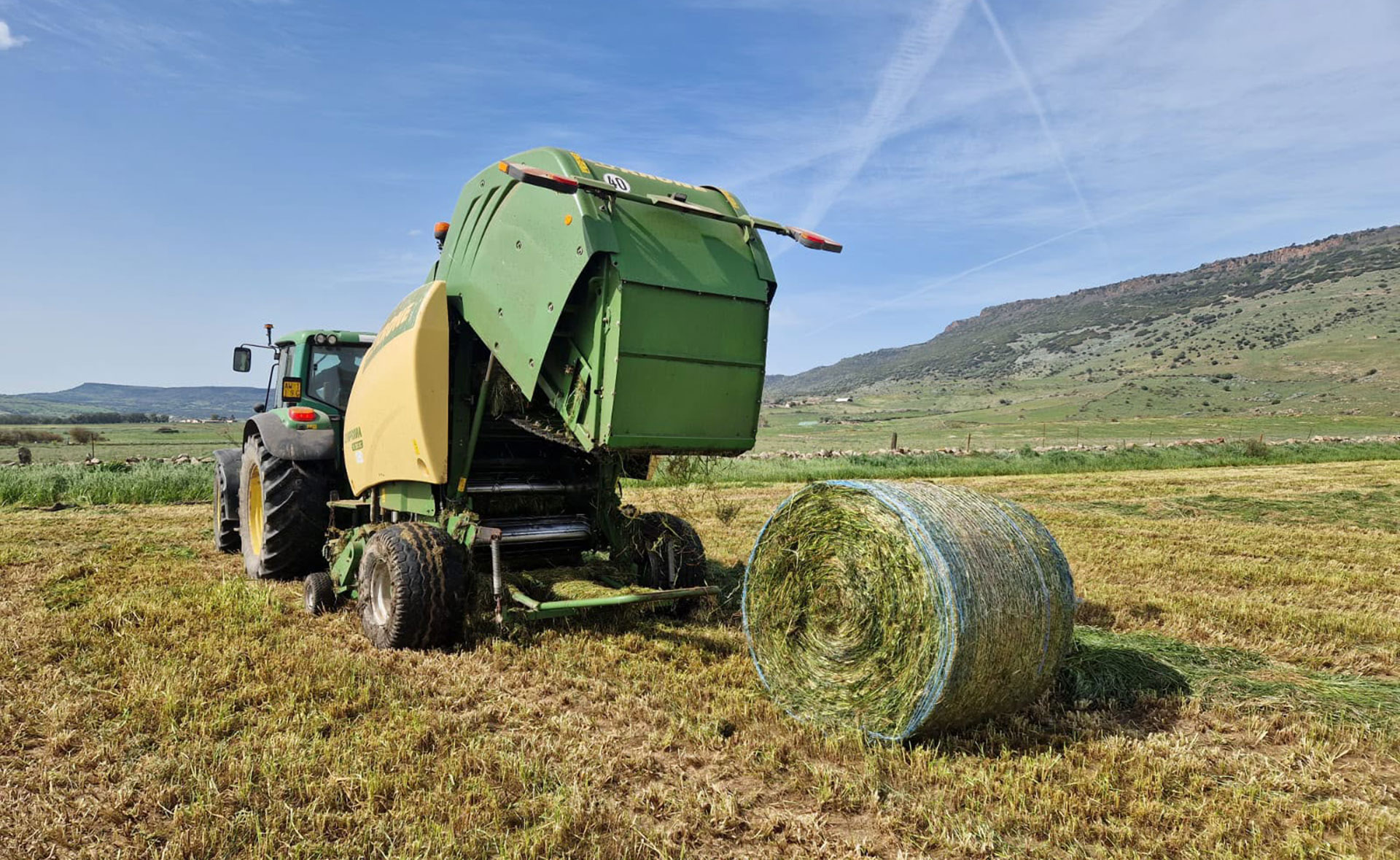 Rotopressa intenta a raccogliere e pressare il foraggio